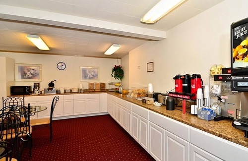 Ontario Hotel | Explore Four Rivers Cultural Center and Museum! Indoor Pool, Pets are Allowed