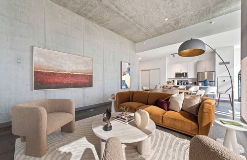 West Loop Apartment | Explore Fulton Market + Retreat in Modern Comfort