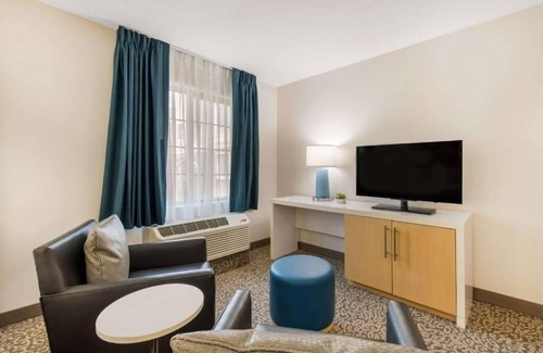 Arrowood Hotel | Explore Local Gems from This Spacious Suite with Swimming Pool In Charlotte