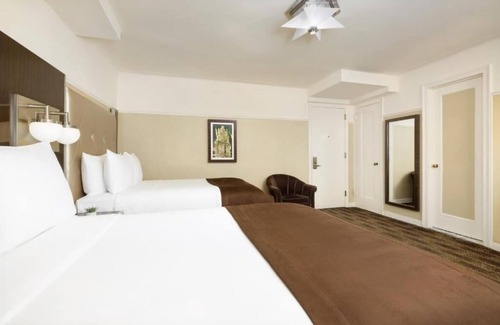 Garment District Hotel | Explore NYC from a Stylish Room in the Iconic New Yorker Hotel