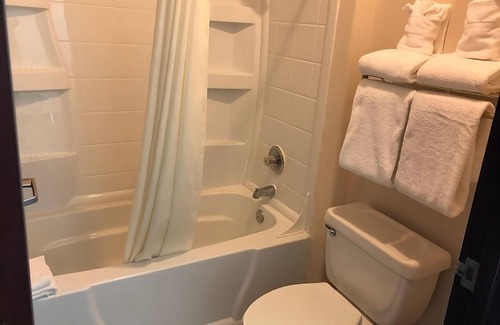 Window Rock Hotel | Explore Window Rock Tribal Park & Veterans Memorial! 2 Units! Pets Allowed, Pool