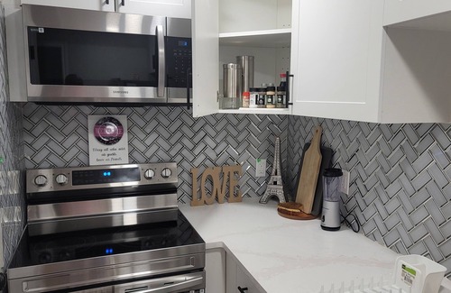 Southwest Edmonton House | Exquisite 2 Bedroom Suite, 12min from the Airport