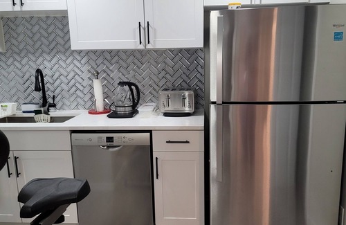 Southwest Edmonton House | Exquisite 2 Bedroom Suite, 12min from the Airport