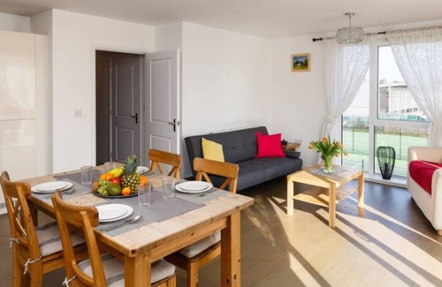 Trumpington Apartment | Exquisite Addenbrookes Trumpington Apartment with Terrace, Parking & Sleeps 6