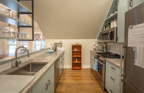 Seal Harbor Apartment | Exquisite apartment in historic antique- walk to beach!