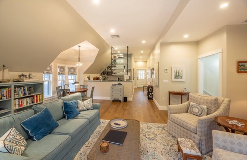 Seal Harbor Apartment | Exquisite apartment in historic antique- walk to beach!