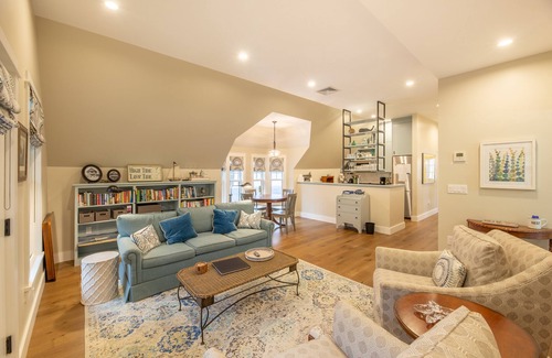 Seal Harbor Apartment | Exquisite apartment in historic antique- walk to beach!