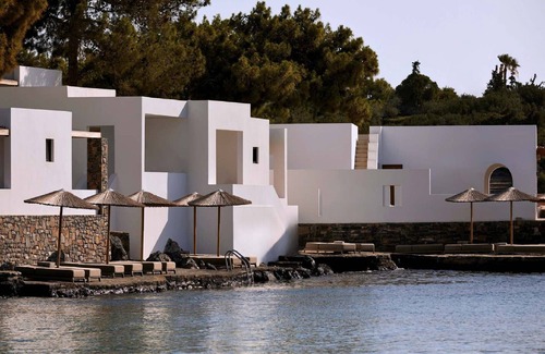 Agios Nikolaos Villa | Exquisite Crete Hotel | Superior Bungalow | Prime Location by The Sandy Beach |.