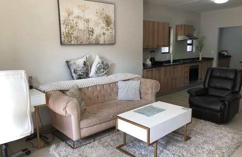 Greater Johannesburg Metropolitan Area House | Exquisite Home In Sandton w/Pool. Inverter & Gym