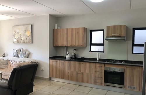 Greater Johannesburg Metropolitan Area House | Exquisite Home In Sandton w/Pool. Inverter & Gym