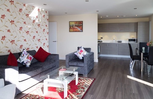Cambridge Apartment | Exquisite Modern Station Penthouse with Balcony, Parking & Sleeps 6