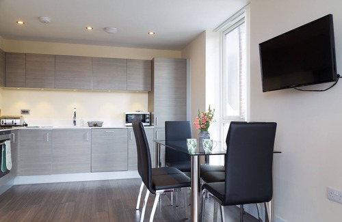 Cambridge Apartment | Exquisite Modern Station Penthouse with Balcony, Parking & Sleeps 6