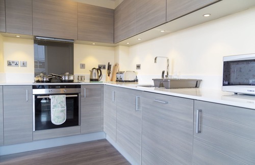 Cambridge Apartment | Exquisite Modern Station Penthouse with Balcony, Parking & Sleeps 6