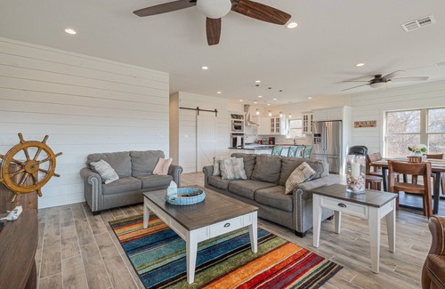 Kingston House | Exquisite Texoma Home Sleeps 12 Close to shore