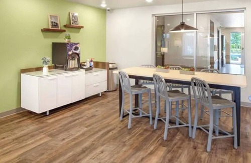 Austin Hotel | Extended Stay 3 Room Near Austin Attractions w/Full Kitchen & Ample Parking