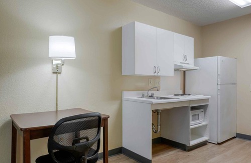 Roseville Hotel | Extended Stay America Select Suites - Detroit - Roseville
