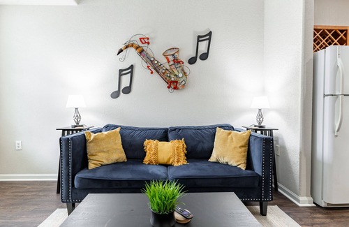 Huntsville Apartment | Extended Stay - Near Crestwood, King Bed, Gym, Parking, Fast WiFi