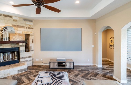 Converse House | Extensive Home 5BR 2.5BA - Large pool