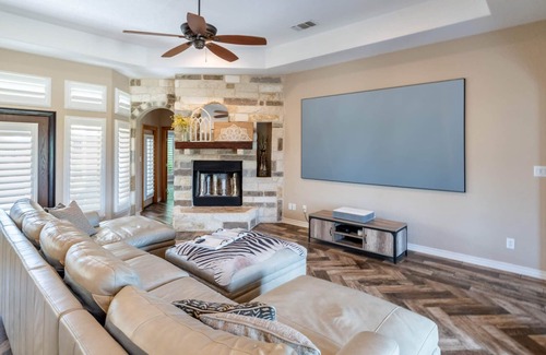 Converse House | Extensive Home 5BR 2.5BA - Large pool