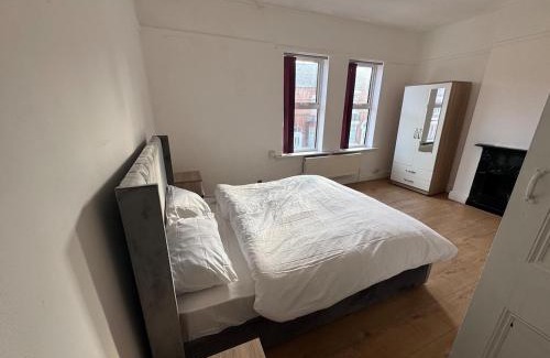 Doncaster House | Extra Large home fits FIVE guests
