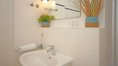 Lobbe Hotel | F-1010 Strandhaus Mönchgut Bed&Breakfast DZ 37 strandnah, inkl Frühstück