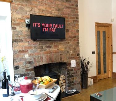 Barry House | F1 MAISON 108 - Holiday Home - Full Kitchen - Street FREE PARKING, NETFLIX - 68Mbps BT WIFI - DVD's - Welcome Tray - By Corner from Gavin n Stacey Film House