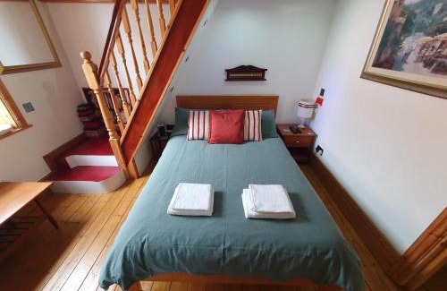 Barry House | F1 MAISON 108 - Holiday Home - Full Kitchen - Street FREE PARKING, NETFLIX - 68Mbps BT WIFI - DVD's - Welcome Tray - By Corner from Gavin n Stacey Film House