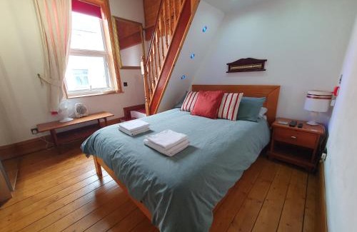 Barry House | F1 MAISON 108 - Holiday Home - Full Kitchen - Street FREE PARKING, NETFLIX - 68Mbps BT WIFI - DVD's - Welcome Tray - By Corner from Gavin n Stacey Film House