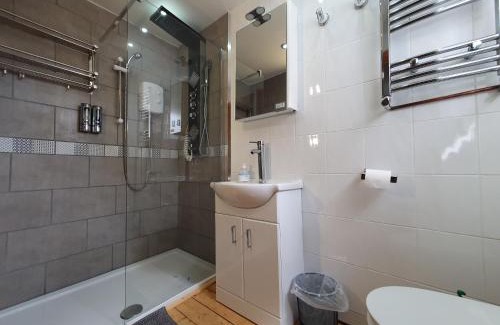 Barry House | F1 MAISON 108 - Holiday Home - Full Kitchen - Street FREE PARKING, NETFLIX - 68Mbps BT WIFI - DVD's - Welcome Tray - By Corner from Gavin n Stacey Film House