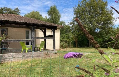 Compreignac Apartment | F1 noir/anis, avec terrasse couverte et jardin (E)