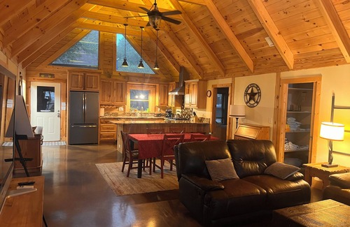 Florence House | F1 Ready Scenic Getaway in Hill Country - Amazing Views, Privacy, and Pool