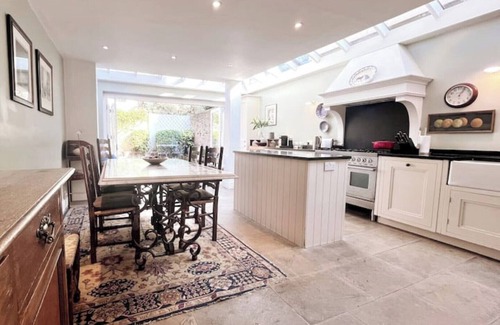 Fulham House | Fab 5 bedroom home - Parsons GreennSpacious! Under 5 mins walk to tube & buses