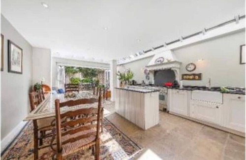Fulham House | Fab 5 bedroom home - Parsons GreennSpacious! Under 5 mins walk to tube & buses