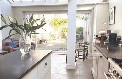 Fulham House | Fab 5 bedroom home - Parsons GreennSpacious! Under 5 mins walk to tube & buses