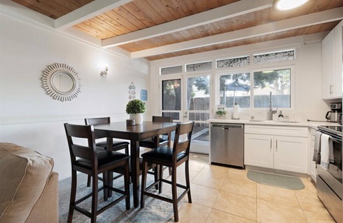 Village of La Jolla Cottage | Fabulous 2-bedroom cottage with AC in La Jolla