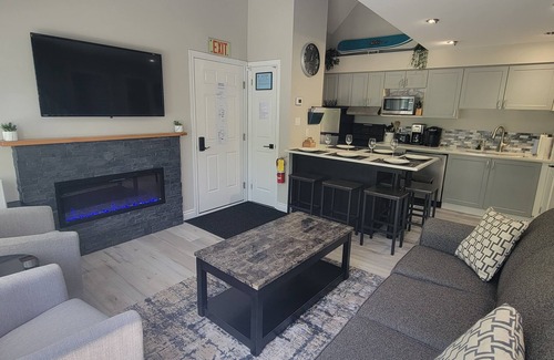 Craigleith Condo | Fabulous 2 Level, 2 Bedroom Condo on Blue Mountain! Over 250 5 Star Reviews!