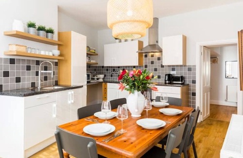 Little Malvern Apartment | Fabulous 3 Bed Apartment with Private Courtyard