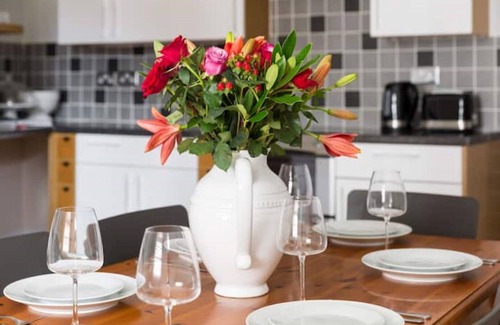 Little Malvern Apartment | Fabulous 3 Bed Apartment with Private Courtyard