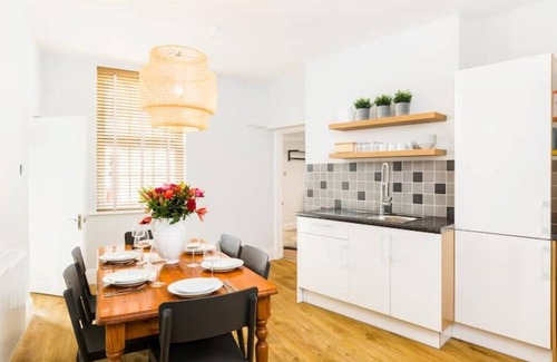 Little Malvern Apartment | Fabulous 3 Bed Apartment with Private Courtyard