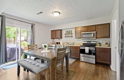 Wayne House | Fabulous 4 Bed/2.5 Bath - Near Speedway, Sleeps 8