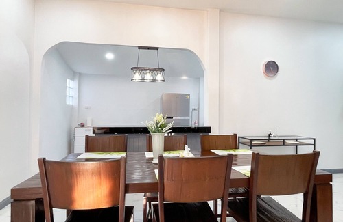 Si Sunthon Villa | Fabulous 4-bedroom villa with AC & Comfortable Beds near mall