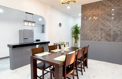 Si Sunthon Villa | Fabulous 4-bedroom villa with AC & Comfortable Beds near mall