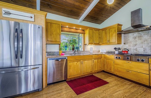 Kahaluu Bay House | Fabulous 7 bedroom for 23 near Magic Sands Beach!