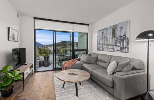 Downtown Kelowna Apartment | Fabulous downtown condo walk to beach and cultural district.