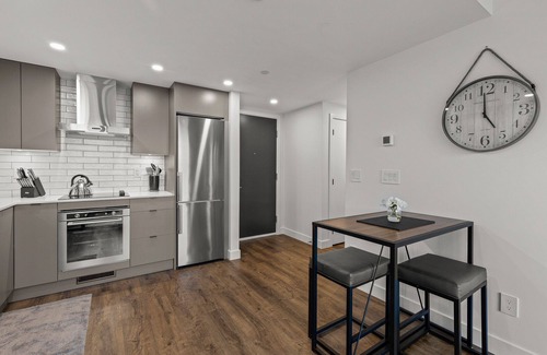 Downtown Kelowna Apartment | Fabulous downtown condo walk to beach and cultural district.