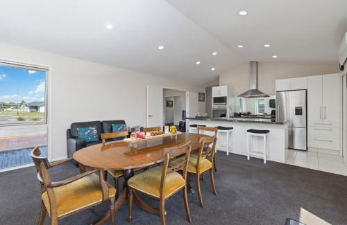 Wharewaka House | Fabulous in Wharewaka - Wharewaka Holiday Home
