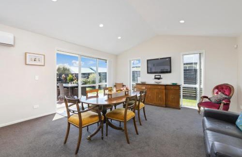 Wharewaka House | Fabulous in Wharewaka - Wharewaka Holiday Home