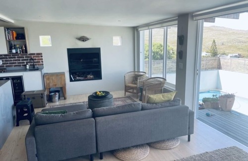 Cape Peninsula Villa | Fabulous newly renovated family-friendly beach house with great views