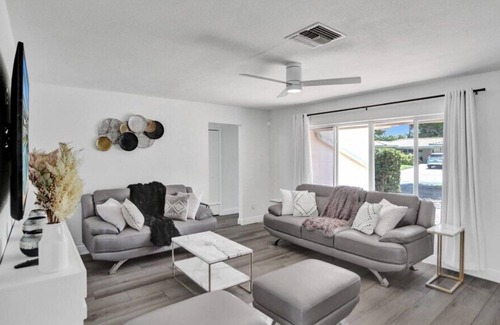 Central Corals House | Fabulous Pool Home just 11 min to beach