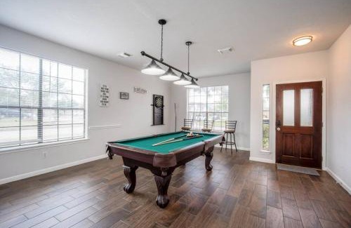 Mission Bend House | Fabulous & Stylish 4BR w Pool Table and Space to Chill